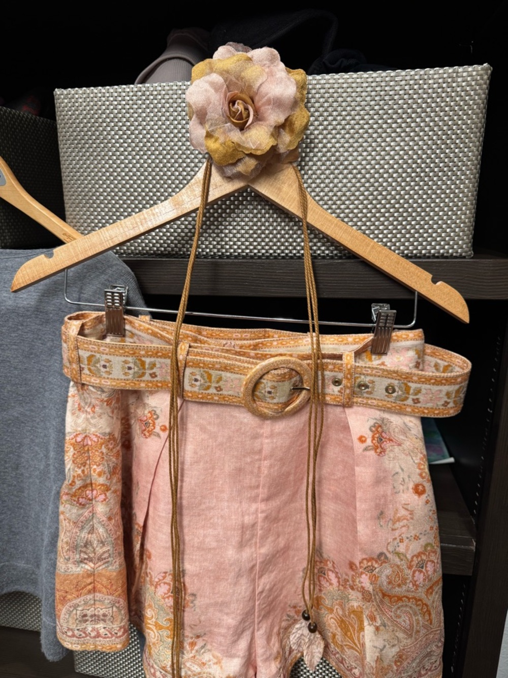 Zimmerman Sz 2 coral/pink Paisley Linen Pintuck Shorts with 2 Belts - Picture 3 of 4